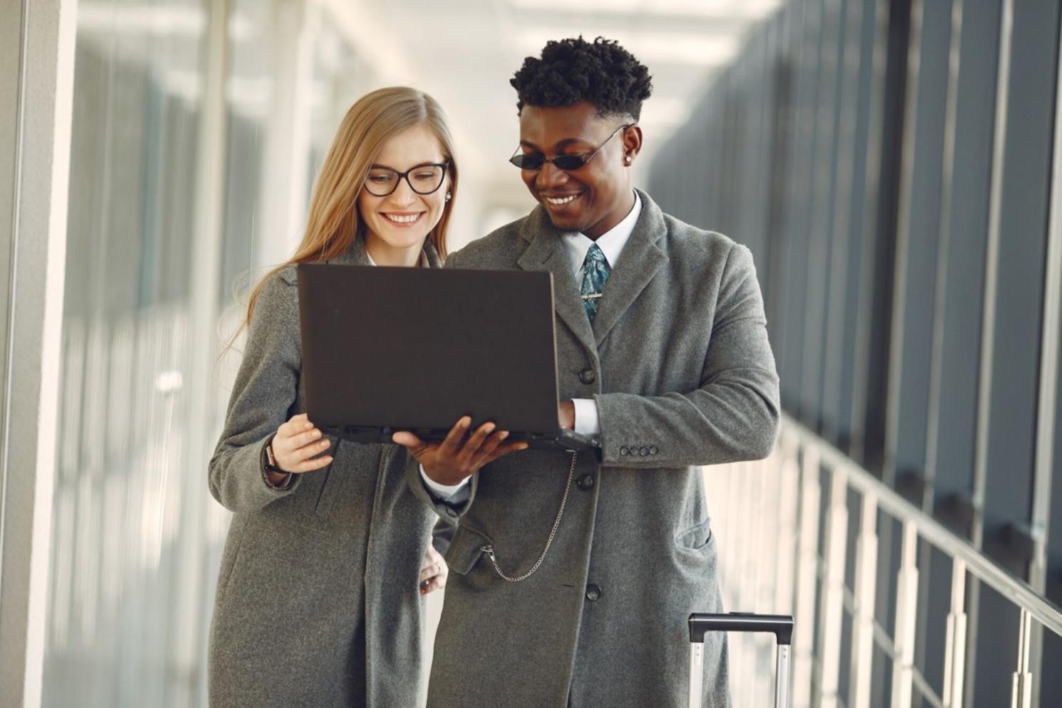 Environnement de travail entrepreneurial moderne avec documents financiers et outils de planification